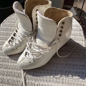 🎉SALE🎉Girls / Jackson Row / Figure Skates (need blades)